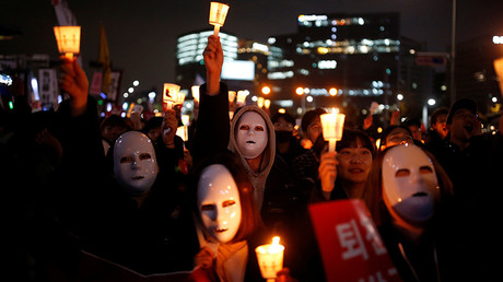 People march toward the Presidential Blue House during a rally demanding President Park Geun-hye to step down in central Seoul, South Korea, November 12, 2016 © Kim Hong-Ji