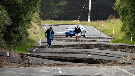 Local residents Chris and Viv Young look at damage caused by an earthquake along State Highway One, south of the township of Blenheim on New Zealand's South Island, November 14, 2016. © Anthony Phelps