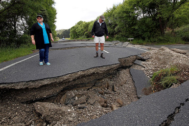 Local residents Chris and Viv Young look at damage caused by an earthquake along State Highway One, south of the township of Blenheim on New Zealand's South Island, November 14, 2016. © Anthony Phelps