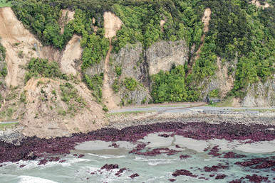 A railway track lies damaged across State Highway One near Kaikoura on the upper east coast of New Zealand's South Island following an earthquake, November 14, 2016. © Sgt Sam Shepherd / Courtesy of Royal New Zealand Defence Force / Handout via Reuters 