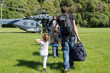 A Royal New Zealand Air Force NH90 helicopter arrives in Kaikoura on the South Island of New Zealand November 15, 2016, to evacuate those stranded following the recent earthquakes. © Sgt Sam Shepherd / Courtesy of Royal New Zealand Defence Force / Handout via Reuters 