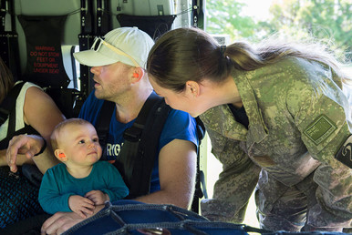 A Royal New Zealand Air Force member (R) helps evacuate a toddler and others aboard an NH90 helicopter from Kaikoura on the South Island of New Zealand November 15, 2016, stranded following the recent earthquakes. © Sgt Sam Shepherd / Courtesy of Royal New Zealand Defence Force / Handout via Reuters