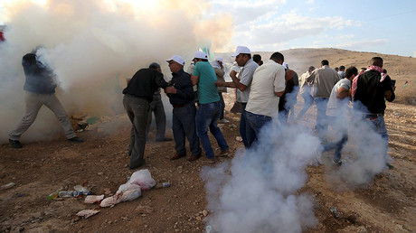 Palestinian demonstrators react to tear gas fired by Israeli troops during a protest against Jewish settlements in Jordan Valley near the West Bank city of Jericho November 17, 2016 © Mohamad Torokman