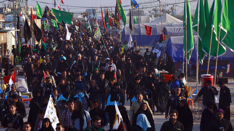 Shi'ite Muslim pilgrims walk to the holy city of Kerbala, ahead of the holy Shi'ite ritual of Arbaeen, in Najaf, December 2, 2015. © Alaa Al-Marjani 