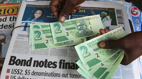 A street vendor poses with new bond notes in the capital Harare, Zimbabwe, November 28, 2016. © Philimon Bulawayo