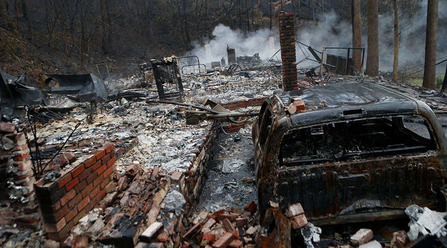 10 dead in Tennessee wildfires, Dolly Parton assists aid efforts