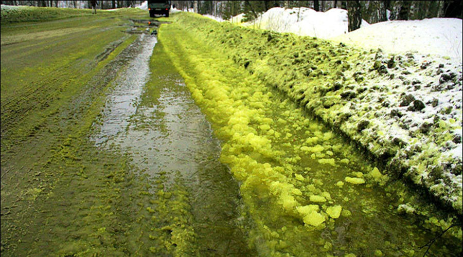 Snow joke! Bright green slush appears in Siberian city (PHOTOS, VIDEO)