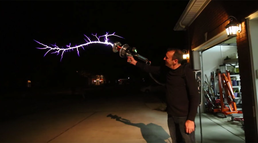 Hair-raising DIY Tesla gun fires forks of lightning through the air (VIDEO)