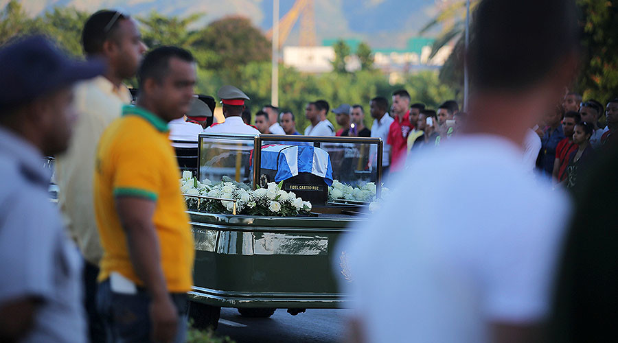 People watch the cortege carrying the ashes of Cuba's former President Fidel Castro drive toward Santa Ifigenia cemetery in Santiago de Cuba, Cuba, December 4, 2016. © Carlos Barria