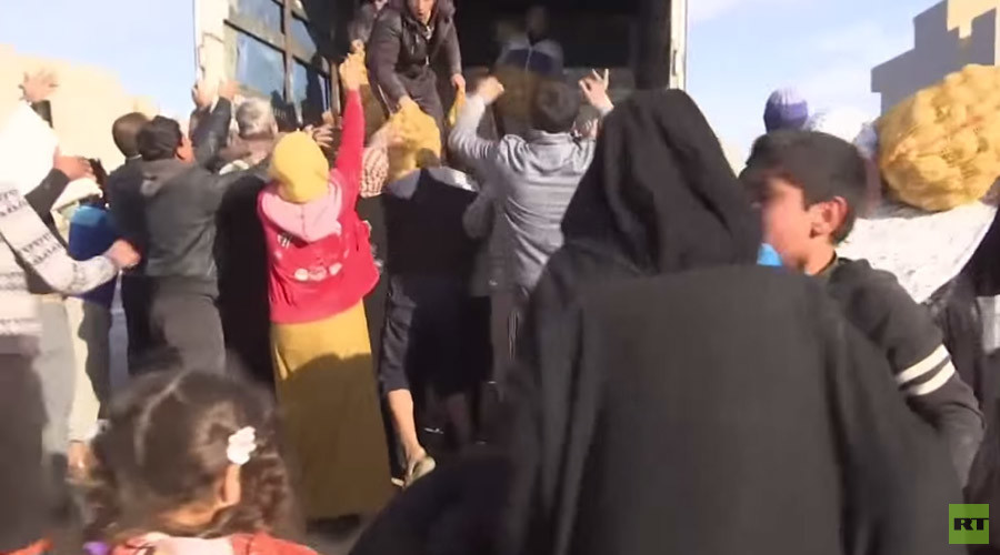 Melee breaks out in Mosul as govt aid arrives (VIDEO)