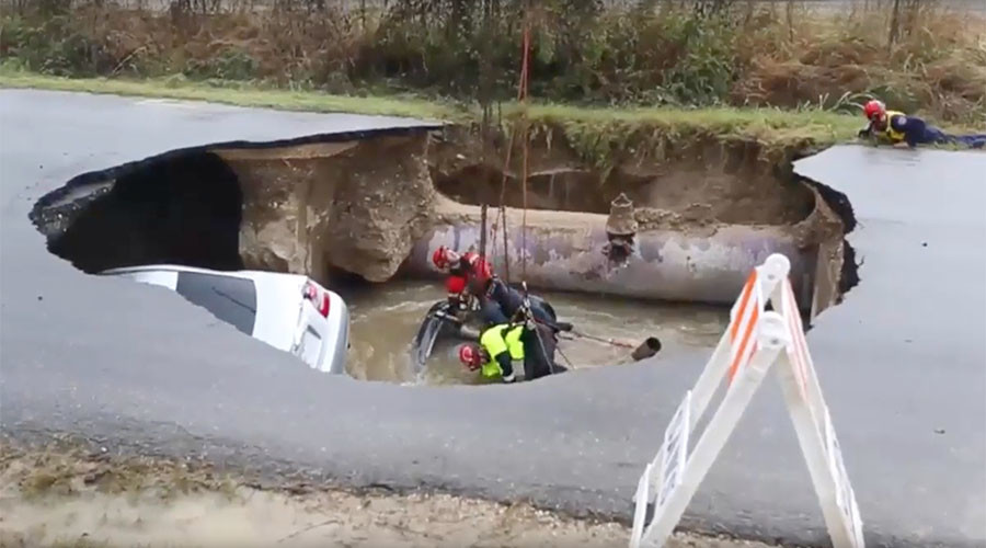 Texas sinkhole swallows 2 cars, kills sheriff deputy