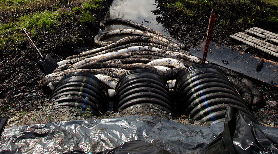 North Dakota crude pipeline shut down after spill