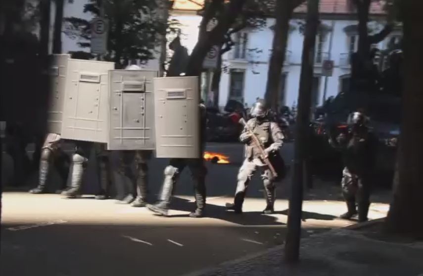 Fiery clashes between military police and protesters erupt in Brazil (VIDEOS)
