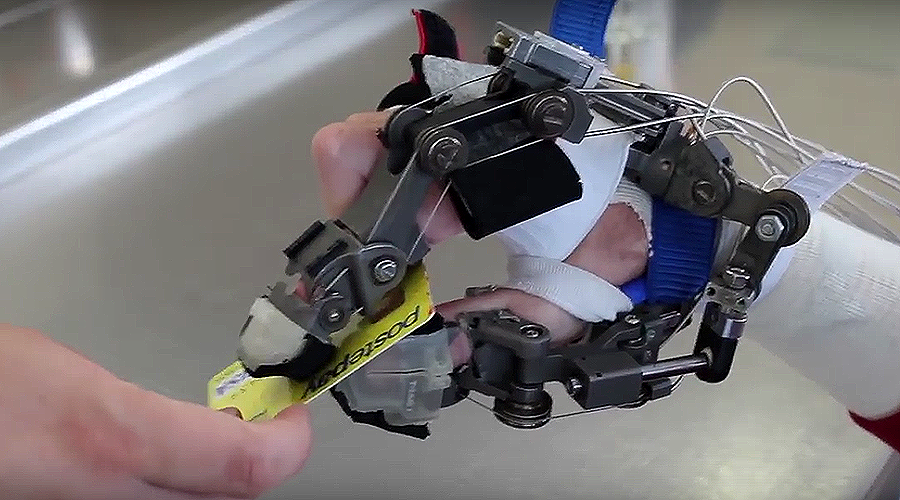 Exoskeleton hand lets quadriplegics manipulate objects with power of their mind (VIDEO)