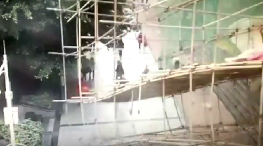 Scaffolding collapses on busy Chinese street, injuring 3 (VIDEO)