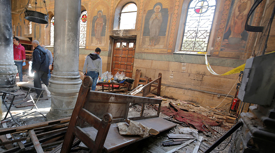 Egyptian security officials and investigators inspect the scene following a bombing inside Cairo's Coptic cathedral in Egypt December 11, 2016. © Amr Abdallah Dalsh