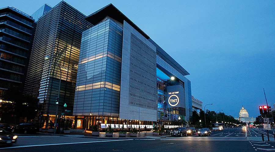 #PardonSnowden: Privacy advocates shine messages of support on Washington landmark (VIDEO)