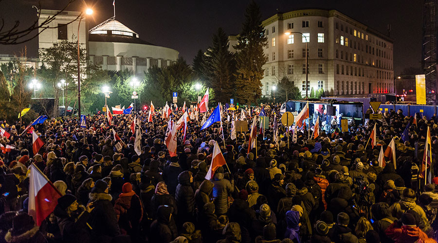 Polish police use force as thousands block parliament protesting media restrictions law (VIDEO)