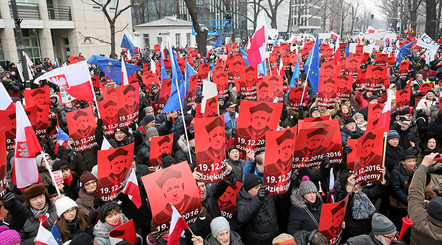 Thousands rally against Polish govt outside constitutional court in Warsaw
