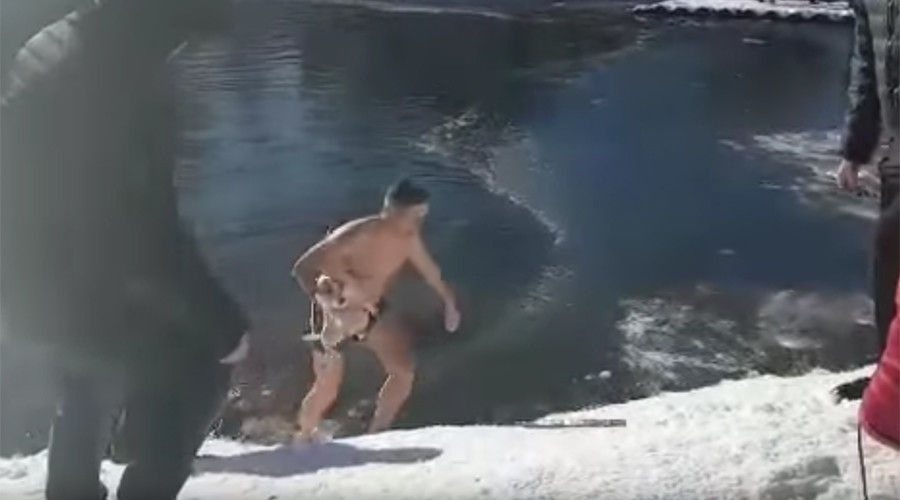 Man braves ice-cold water to save dog from drowning in Crimea (VIDEO)
