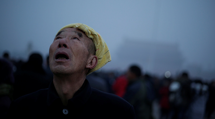 Sinister smog engulfs Beijing, netizens imagine alien invasion (PHOTOS)