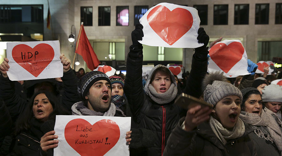 Germans stage pro- and anti-refugee rallies at Berlin attack site (PHOTOS, VIDEOS)