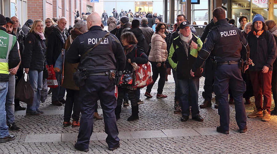 Police cordon off Berlin shopping area, suspicious package reported