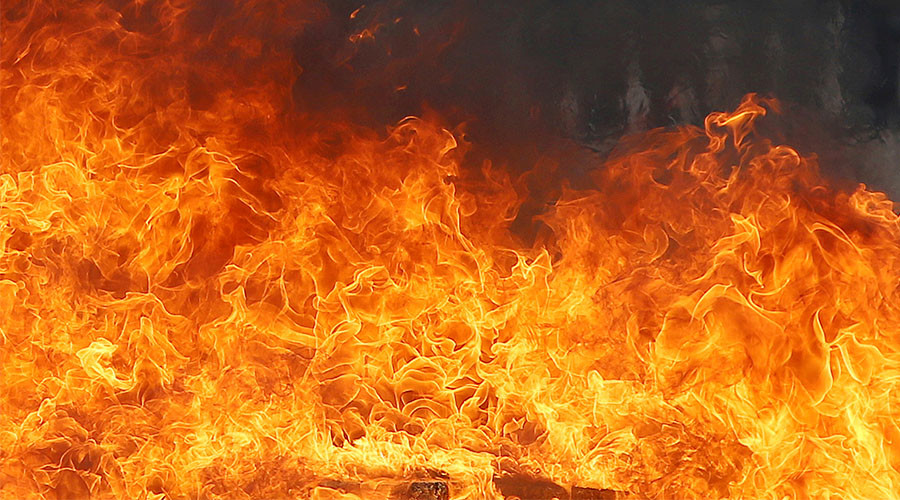 Indian protester tries to burn ‘effigy’, accidentally sets himself on fire (PHOTOS)