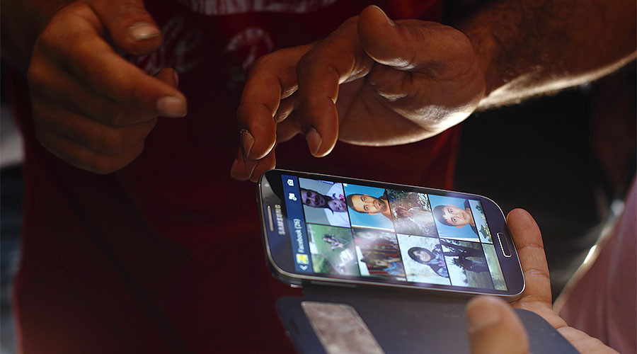 Visitors to US to 'volunteer' social media account details