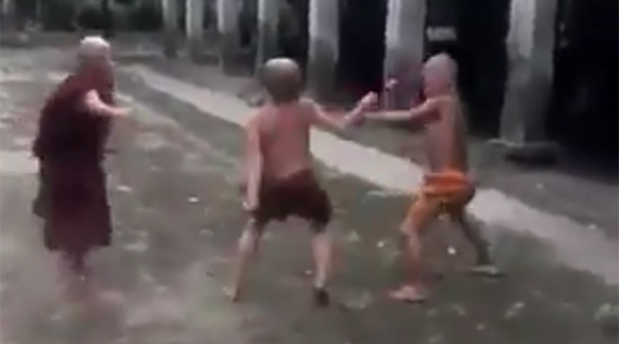 Buddhist-style fight club: Child monks hold bare-knuckle boxing match in Thailand (VIDEO)