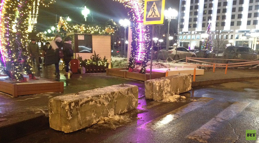 Concrete barriers placed outside crowded places in Moscow for holiday season (PHOTOS)