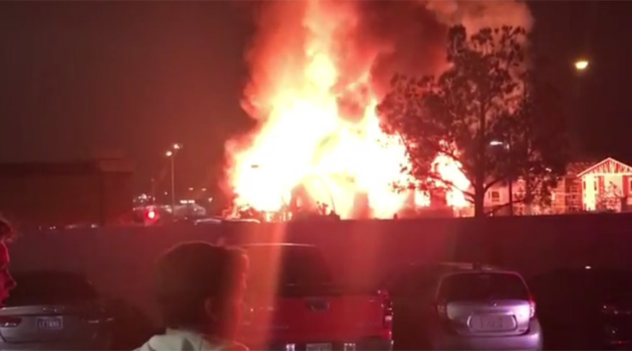 Huge inferno lights up Las Vegas, cause unclear (PHOTOS, VIDEO)