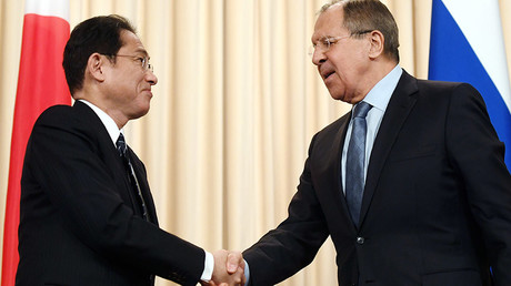 Russian Foreign Minister Sergey Lavrov, right, and Japanese Foreign Minister Fumio Kishida © Evgeny Biyatov