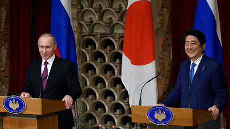 Russian President Vladimir Putin (L) and Japanese Prime Minister Shinzo Abe attend their joint press conference at Abe's official residence in Tokyo, Japan, December 16, 2016 © Franck Robichon