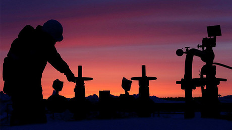 A worker checks the valve of an oil pipe at an oil field owned by Russian state-owned oil producer Bashneft near the village of Nikolo-Berezovka, northwest of Ufa, Bashkortostan, Russia. © Sergei Karpukhin