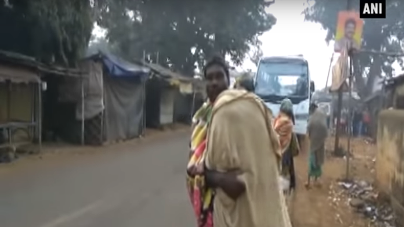 Indian Father Forced To Carry Daughters Remains On Back -3210