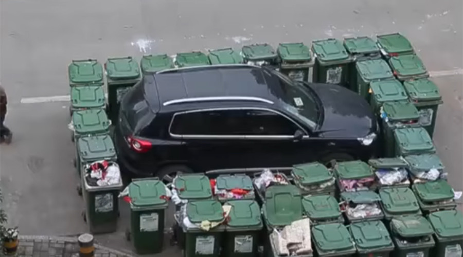 Trash revenge: Chinese garbage man blocks wrongly parked car with 40 bins (VIDEO)