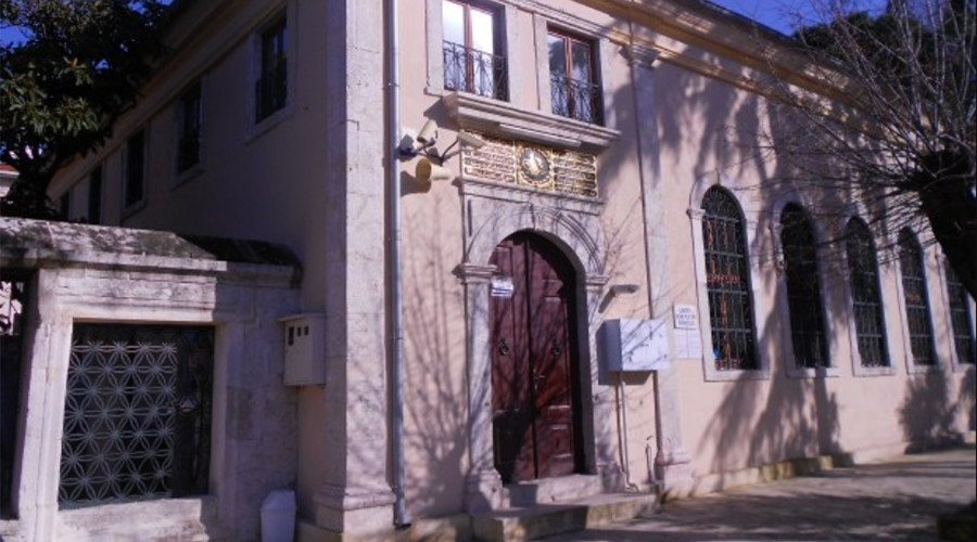 Gunman attacks Istanbul mosque, injures 2