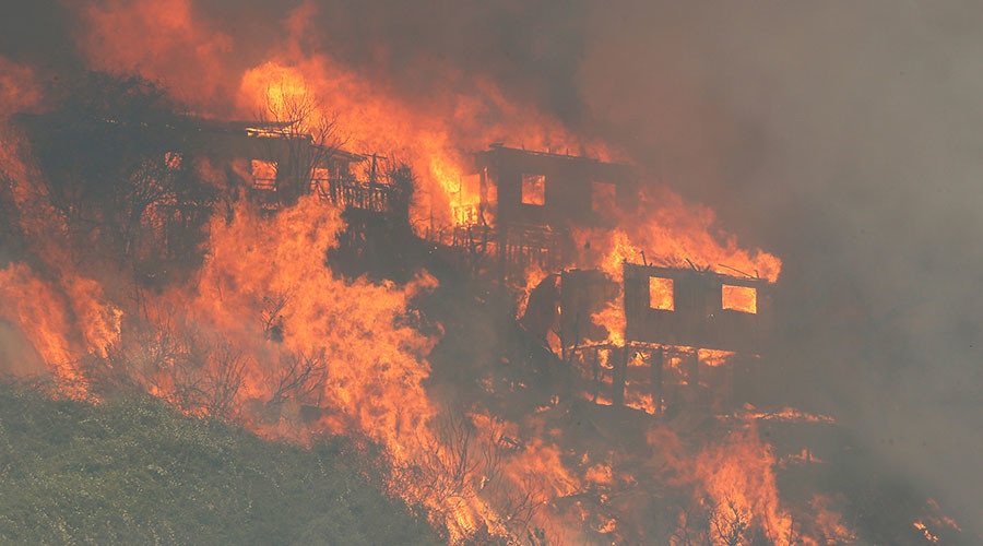 Savage wildfire burns 100 homes in Chile, forces evacuations (PHOTOS)