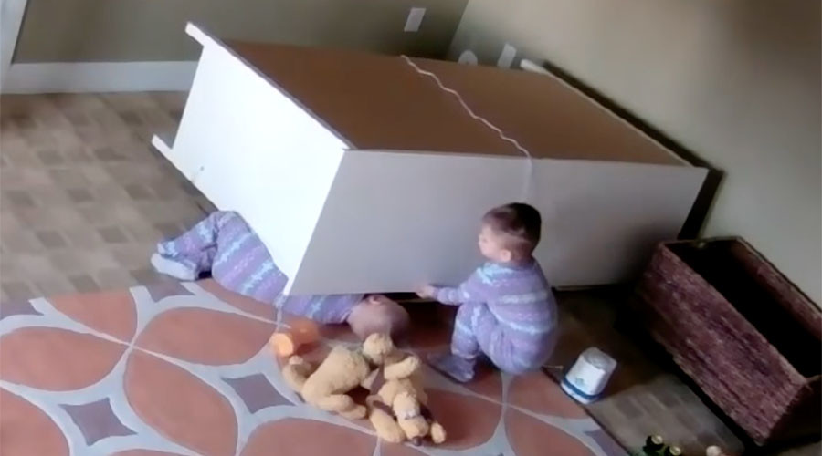Heroic 2yo saves twin brother trapped under heavy furniture (VIDEO)