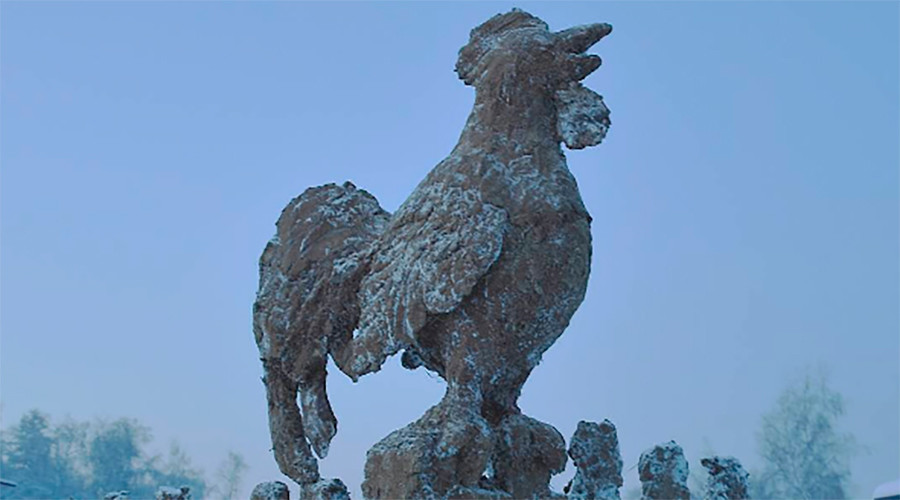 Poop art: Russian sculptor erects giant manure rooster to greet 2017 (PHOTOS)