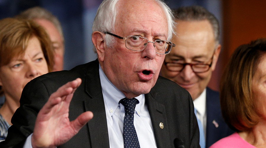 Healthy debate? Sanders' giant Trump tweet prop sparks photoshop battle (VIDEO, PICTURES)