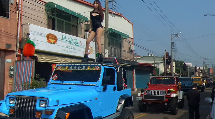 50 Taiwanese pole dancers escort 76yo politician’s funeral procession (VIDEO) 