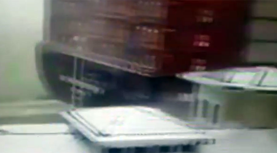 Giant cargo ship's seriously close call in snowy Istanbul (VIDEO)
