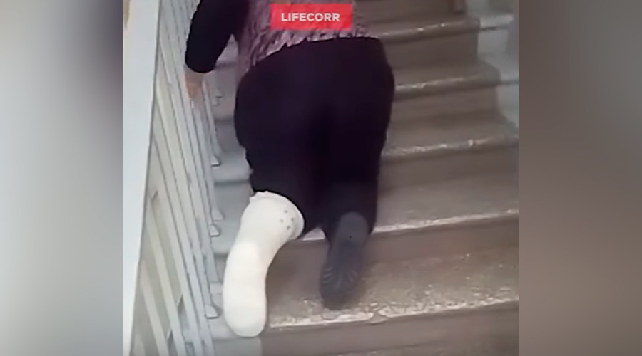 Hospital probed after Russian woman in plaster cast forced to crawl stairs for X-ray (VIDEO)