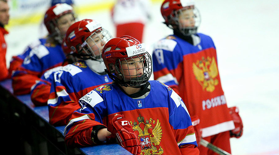 Russian U18 women’s hockey team silences booing stands by embracing & singing anthem (VIDEO)