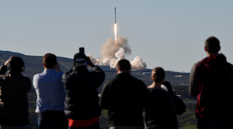 SpaceX follow up Facebook mission failure with triumphant 10 satellite payload launch (VIDEO)