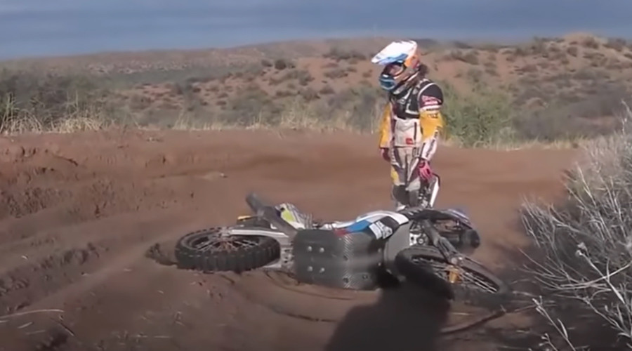 ‘True gentleman’: French rider helps Russian female rival recover bike during Dakar 2017 (VIDEO)
