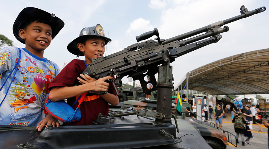 Machine guns are child’s play during Thai National Children’s Day (VIDEO)