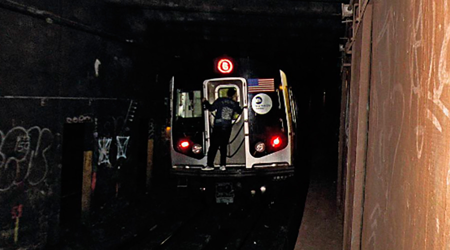 ‘Subway surfing’ teens filmed in NYC as daredevil craze spreads (VIDEOS)